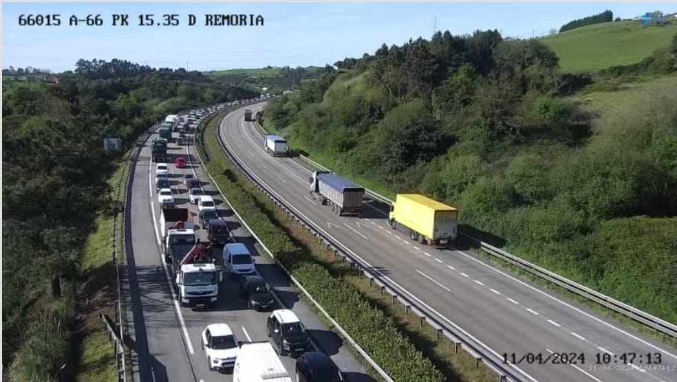 Impresionante atasco en la 'Y' sentido norte por la avería de un camión cerca de las obras de Serín Impresionante atasco en la 'Y' sentido norte por la avería de un camión cerca de las obras de Serín