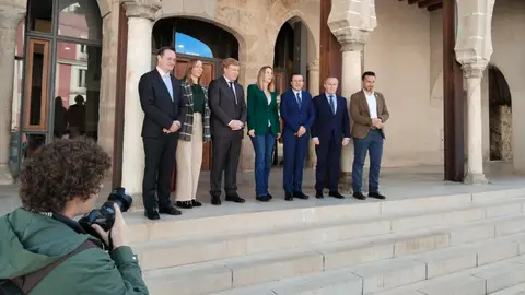 Junta de Extremadura, Diputación de Badajoz y Ayuntamiento presentes en la firma del convenio para la creación del Consorcio del Casco Antiguo. Junta de Extremadura, Diputación de Badajoz y Ayuntamiento presentes en la firma del convenio para la creación del Consorcio del Casco Antiguo.