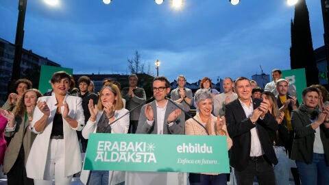 El candidato de EH Bildu, Pello Ochandiano y el coordinador general, Arnaldo Otegi en el acto de inicio de campa&ntilde;a.