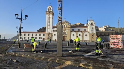 Tareas de mantenimiento tras temporal de mar en Canarias