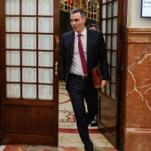 El presidente del Gobierno, Pedro Sánchez, saliendo del hemiciclo