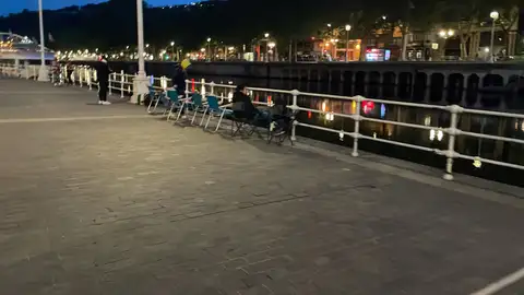 Imagen de seguidores del Athletic cogiendo sitio en el ayuntamiento Imagen de seguidores del Athletic cogiendo sitio en el ayuntamiento