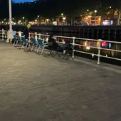 Imagen de seguidores del Athletic cogiendo sitio en el ayuntamiento Imagen de seguidores del Athletic cogiendo sitio en el ayuntamiento