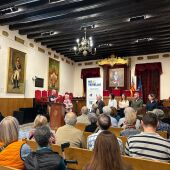 Acto del Día Mundial del Parkinson de 2024 en el Salón de Plenos del Ayuntamiento de Elche.