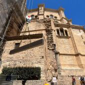 Izado de la primera viga del tejado de la Catedral de Málaga