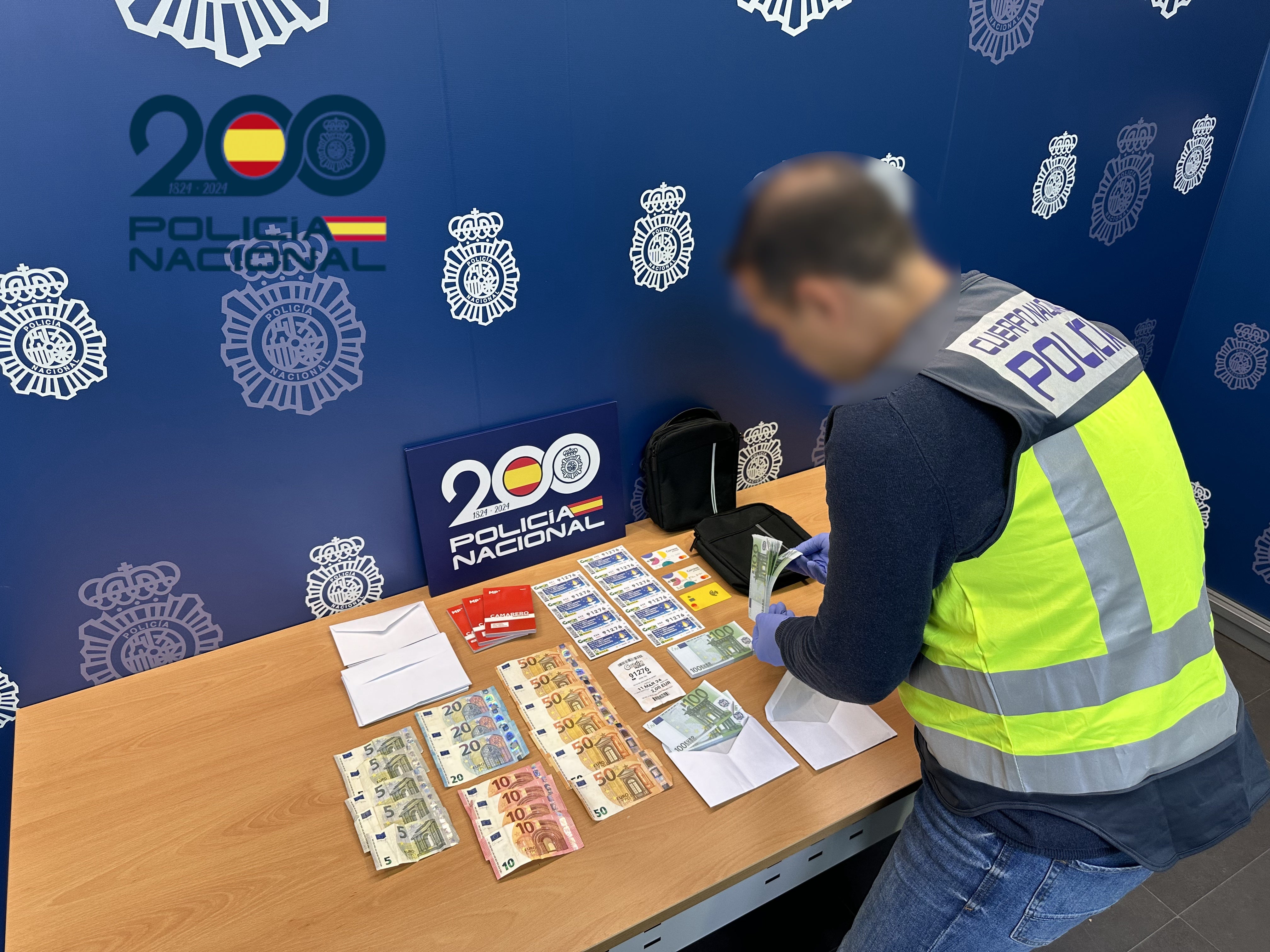 Tres detenidos en Alicante por engañar a dos personas mayores con el "tocomocho" Tres detenidos en Alicante por engañar a dos personas mayores con el "tocomocho"