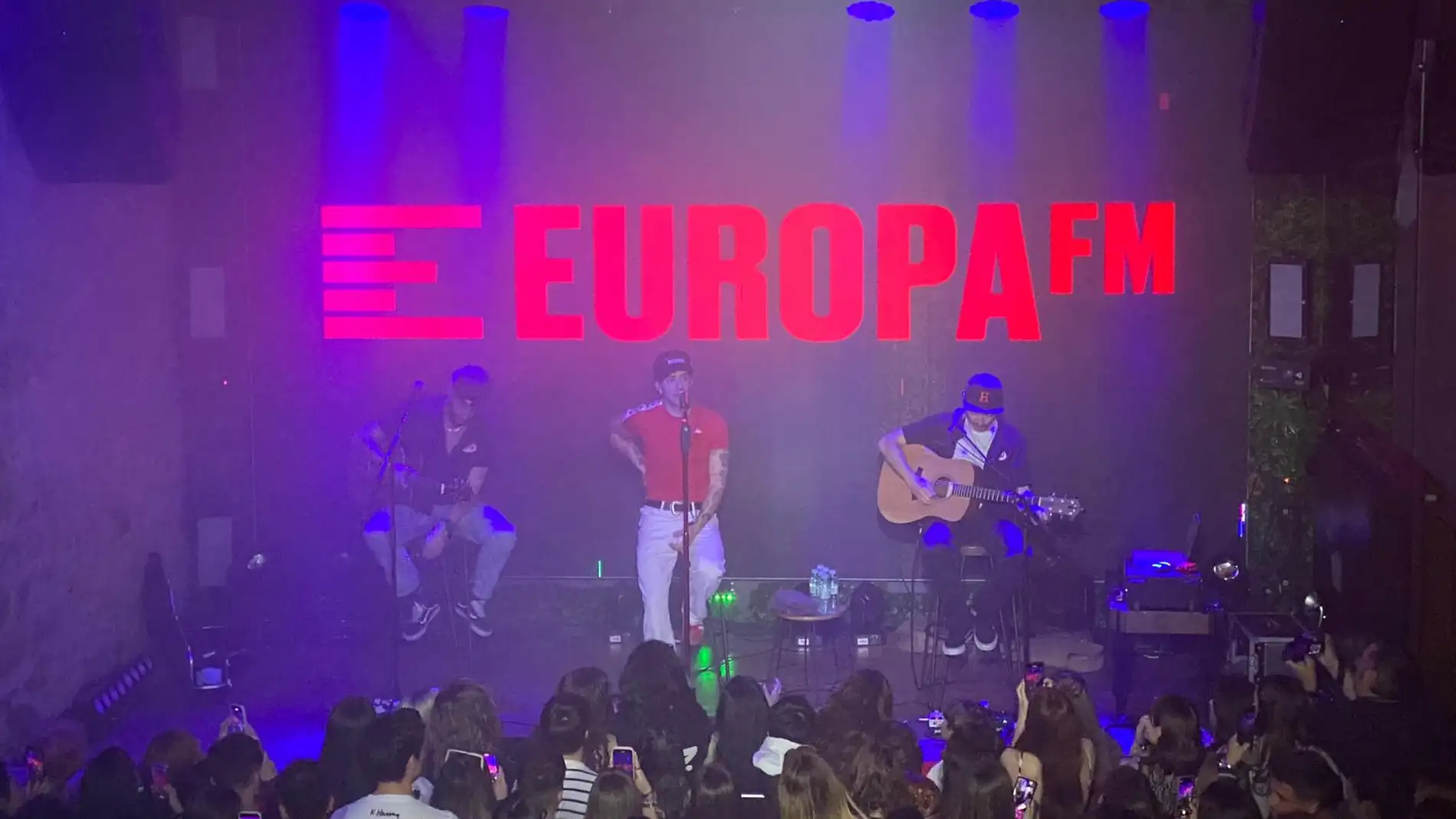 Unos pantalones blancos y una camiseta roja, vestuario elegido por el cantante para su actuación