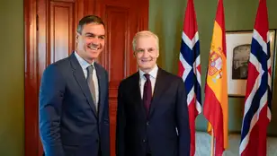 El presidente del gobierno español, Pedro Sanchez, junto al primer ministro noruego, Jonas Gahr Storeal.