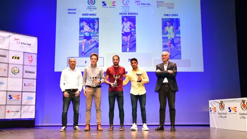 Entrega de trofeos a los ganadores de las pruebas del circuito. Entrega de trofeos a los ganadores de las pruebas del circuito.