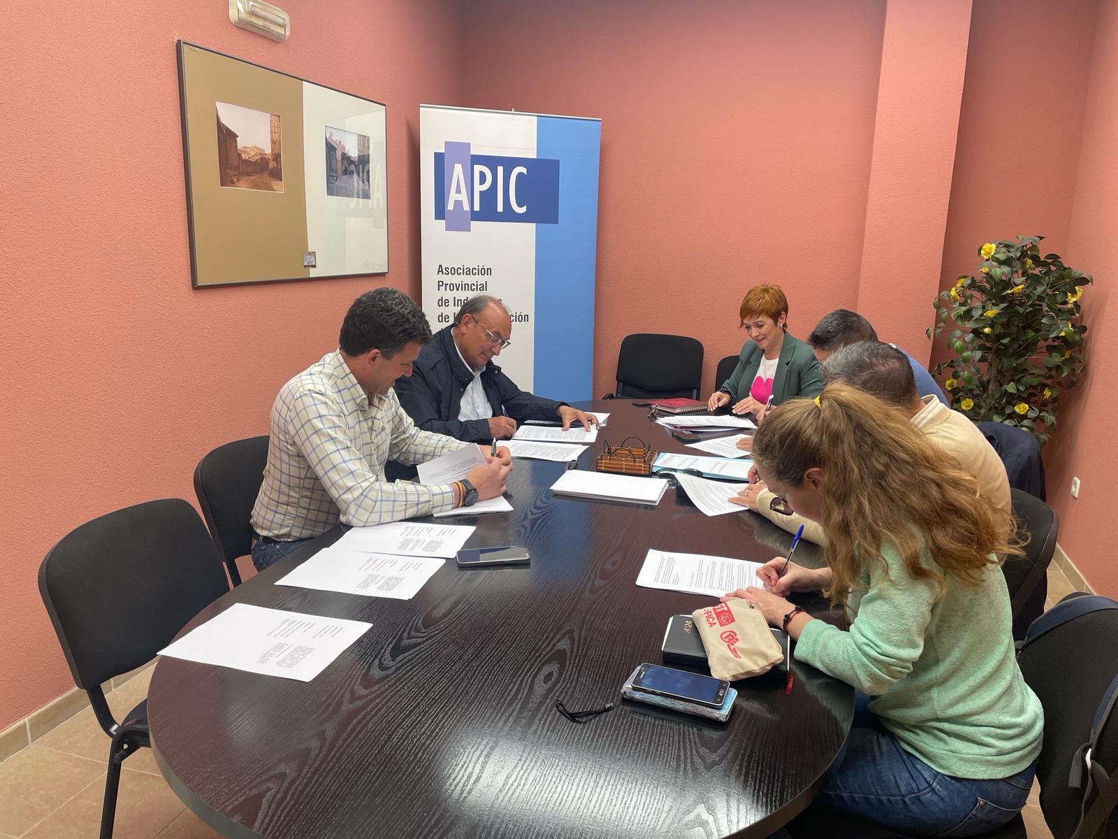La patronal y los sindicatos han firmado el convenio colectivo del sector de la construcción La patronal y los sindicatos han firmado el convenio colectivo del sector de la construcción