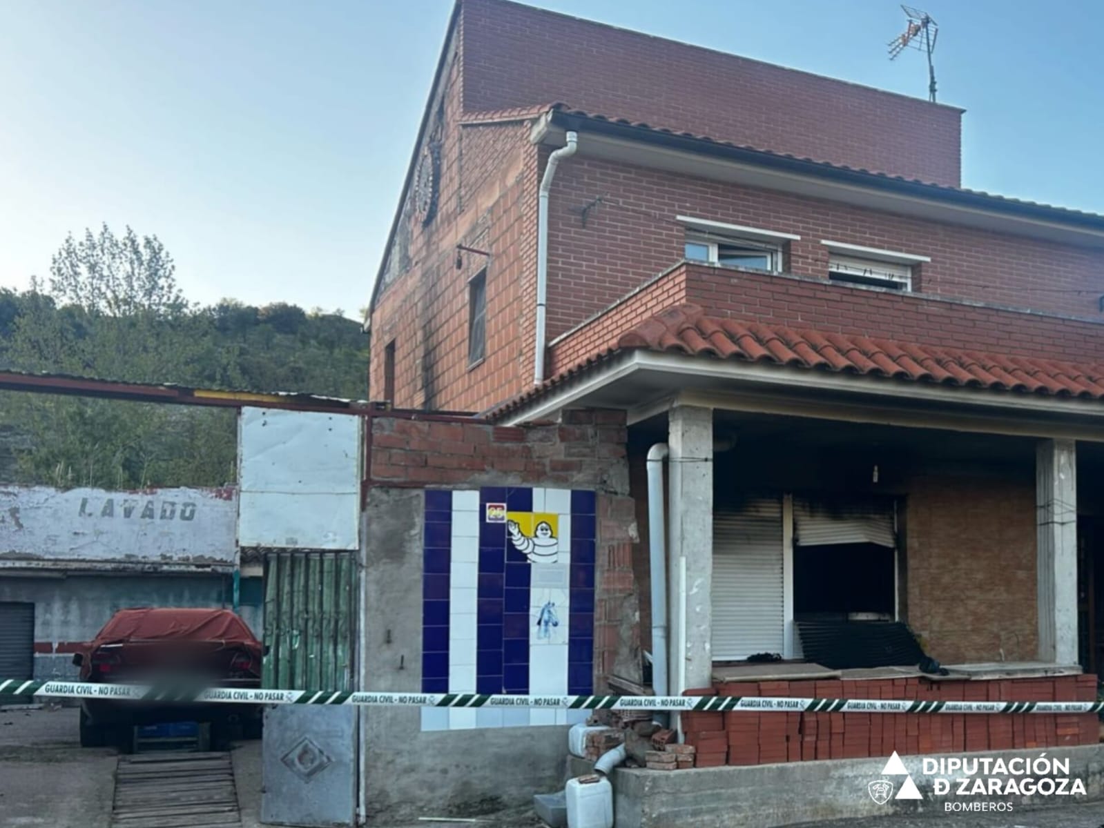 Mueren un padre y su hijo de 14 años en un incendio en Zaragoza Mueren un padre y su hijo de 14 años en un incendio en Zaragoza