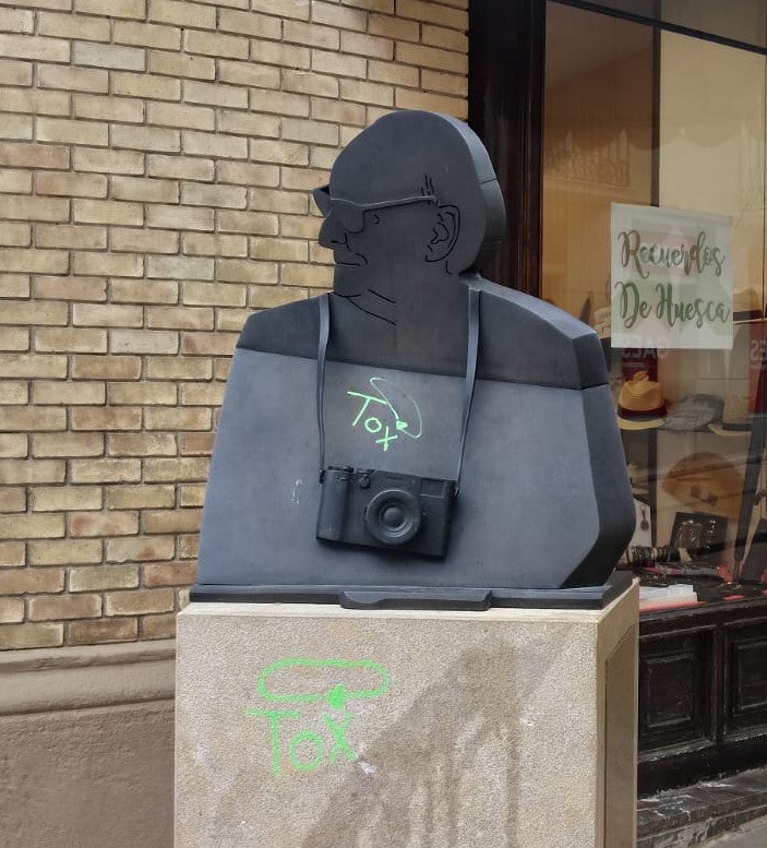 Identificado el autor de los grafitis en la escultura de Carlos Saura Identificado el autor de los grafitis en la escultura de Carlos Saura