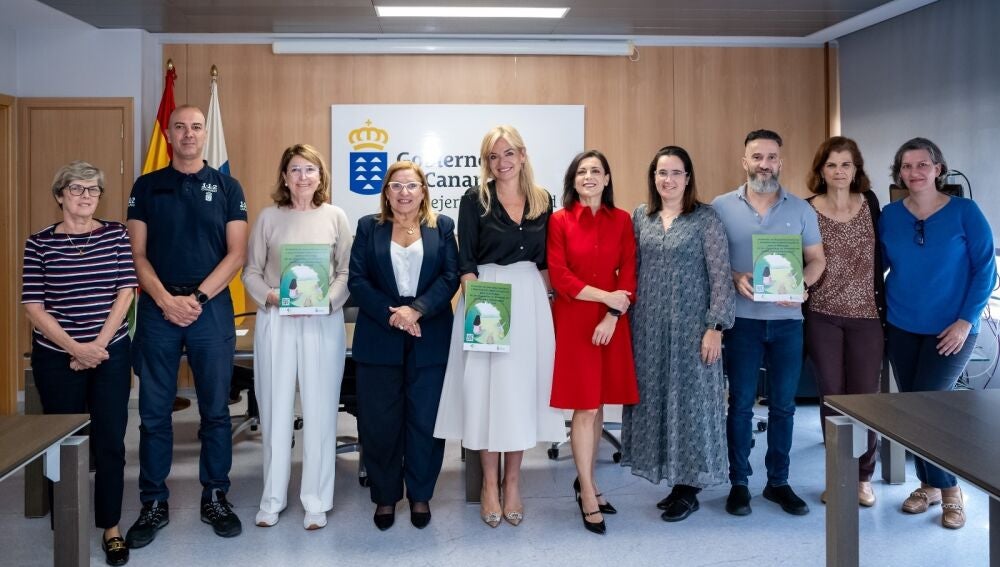 Esther Monzón, consejera de Sanidad del Gobierno de Canarias con parte del equipo que ha diseñado el protocolo