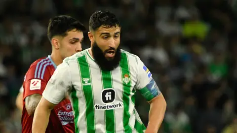Nabil Fekir controla el balón, perseguido por Hugo Sotelo. Nabil Fekir controla el balón, perseguido por Hugo Sotelo.
