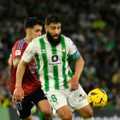 Nabil Fekir controla el balón, perseguido por Hugo Sotelo.