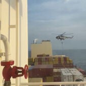 Captura de pantalla en la que se ve al helicóptero iraní capturando al buque 'MSC ARIES', al que relacionan con Israel