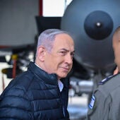 El primer ministro israelí, Benjamín Netanyahu, visita la base aérea de Tel Nof