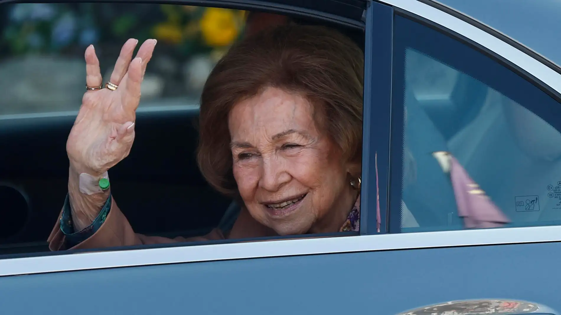 La reina Sofía saluda a la prensa a su salida de la clínica Ruber tras su ingreso por una infección.