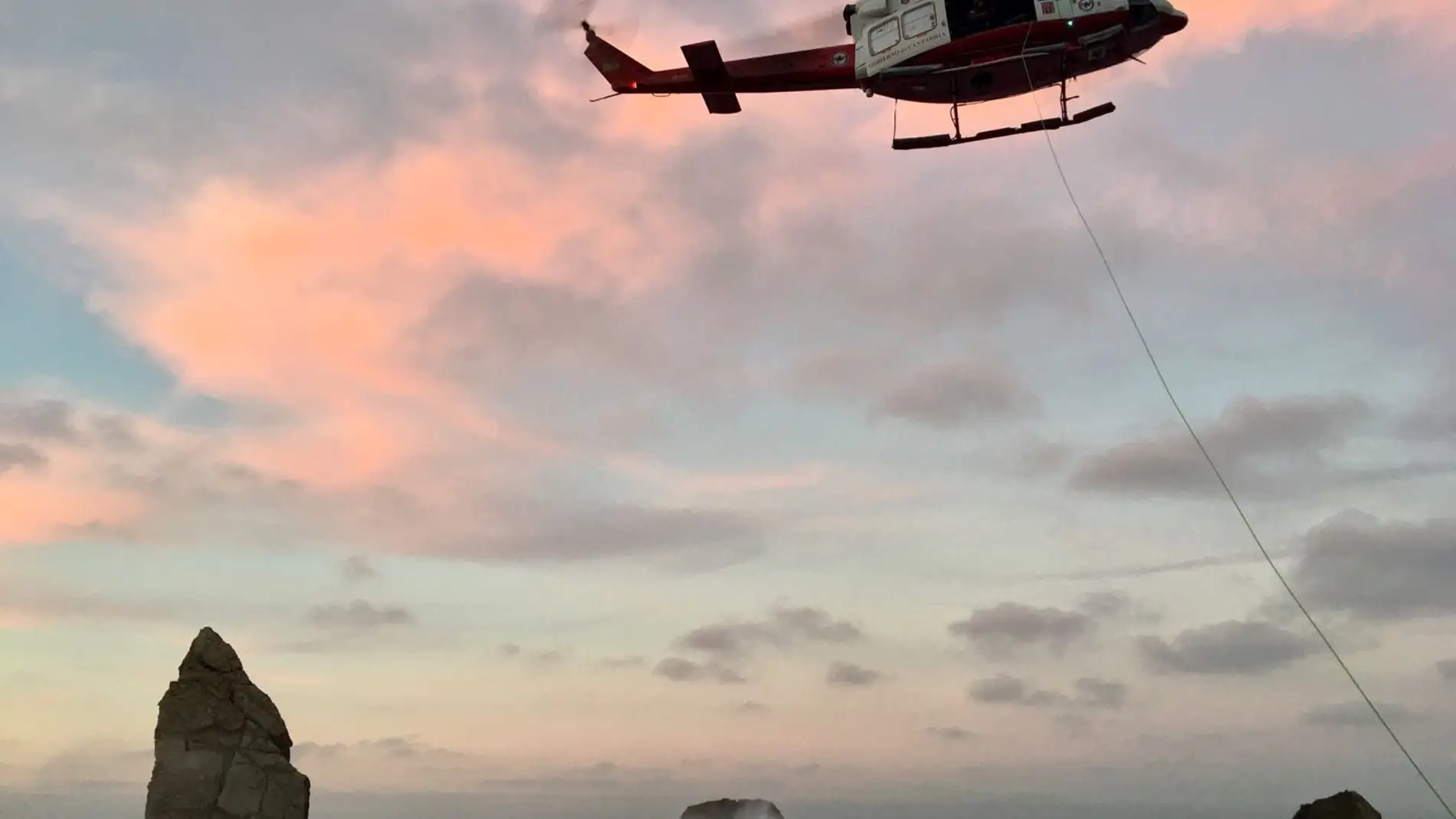 Helicóptero del 112 Cantabria durante un rescate
