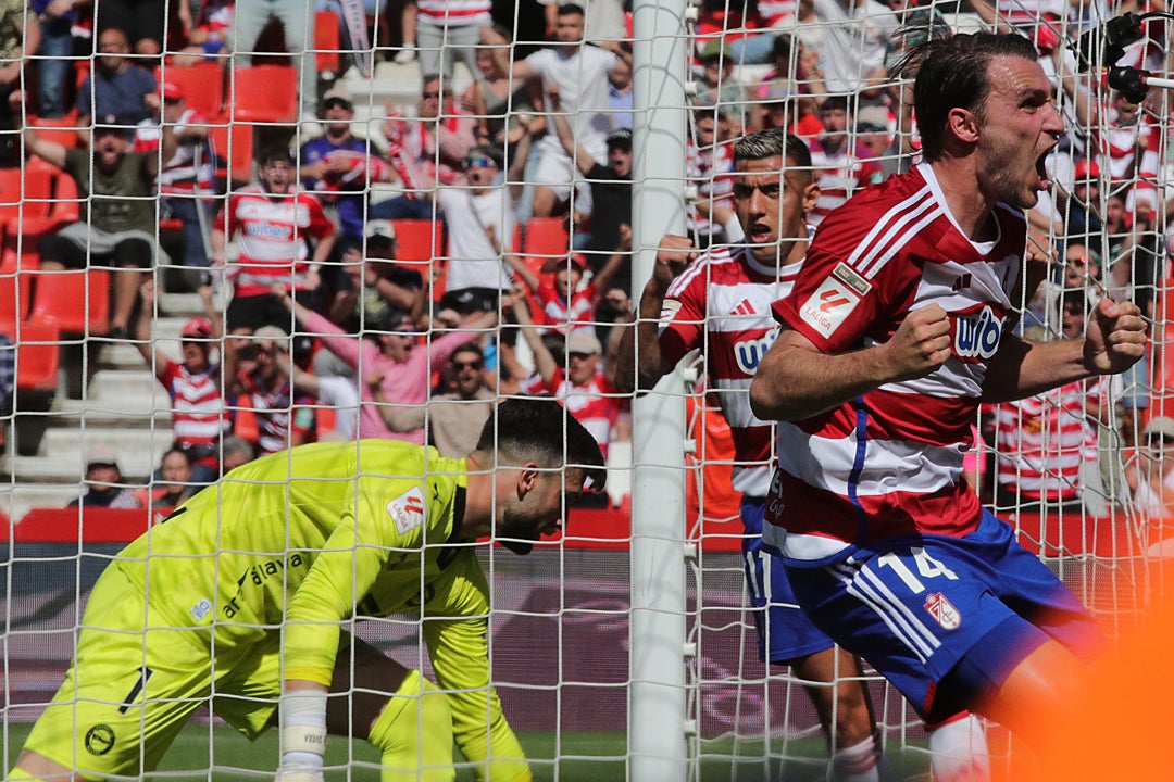 El Granada se reencuentra con la victoria ante un pobre Alavés El Granada se reencuentra con la victoria ante un pobre Alavés