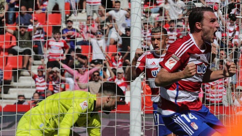 El defensa del Granada Ignasi Miquel celebra el segundo gol contra el Alav&eacute;s