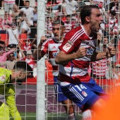 El defensa del Granada Ignasi Miquel celebra el segundo gol contra el Alavés