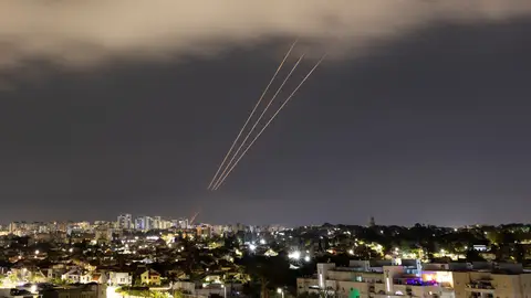 Un sistema antimisiles opera después de que Irán lanzara drones y misiles hacia Israel Un sistema antimisiles opera después de que Irán lanzara drones y misiles hacia Israel