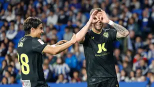  El delantero del Almería Adrián Embarba celebra con sus compañeros el gol marcado ante la Real Sociedad 