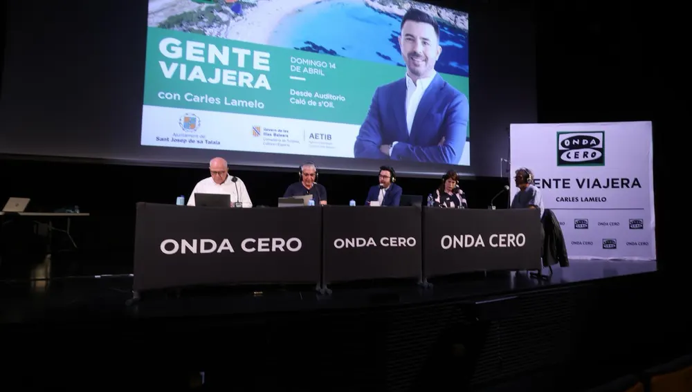 Gente viajera en el Auditorio Caló de s'Soli de Sant Josep de sa Talaia