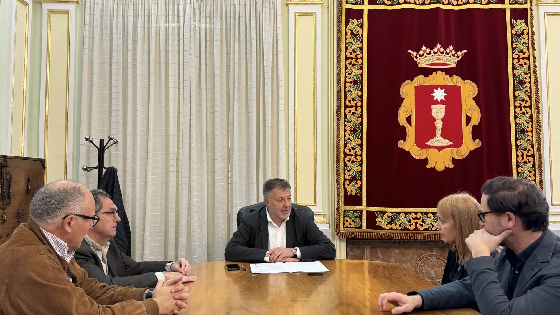El alcalde de Cuenca, Darío Dolz, en el centro de la imagen ha presidido el encuentro en el Consistorio