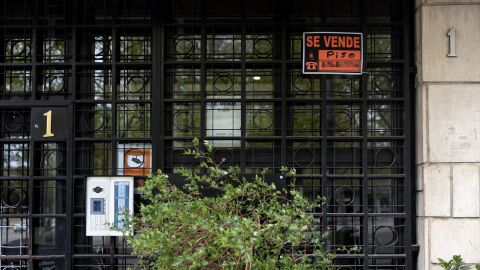 Imagen de archivo de una vivienda con el cartel de 'se vende'.