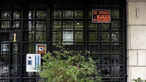 Imagen de archivo de una vivienda con el cartel de 'se vende'. Imagen de archivo de una vivienda con el cartel de 'se vende'.