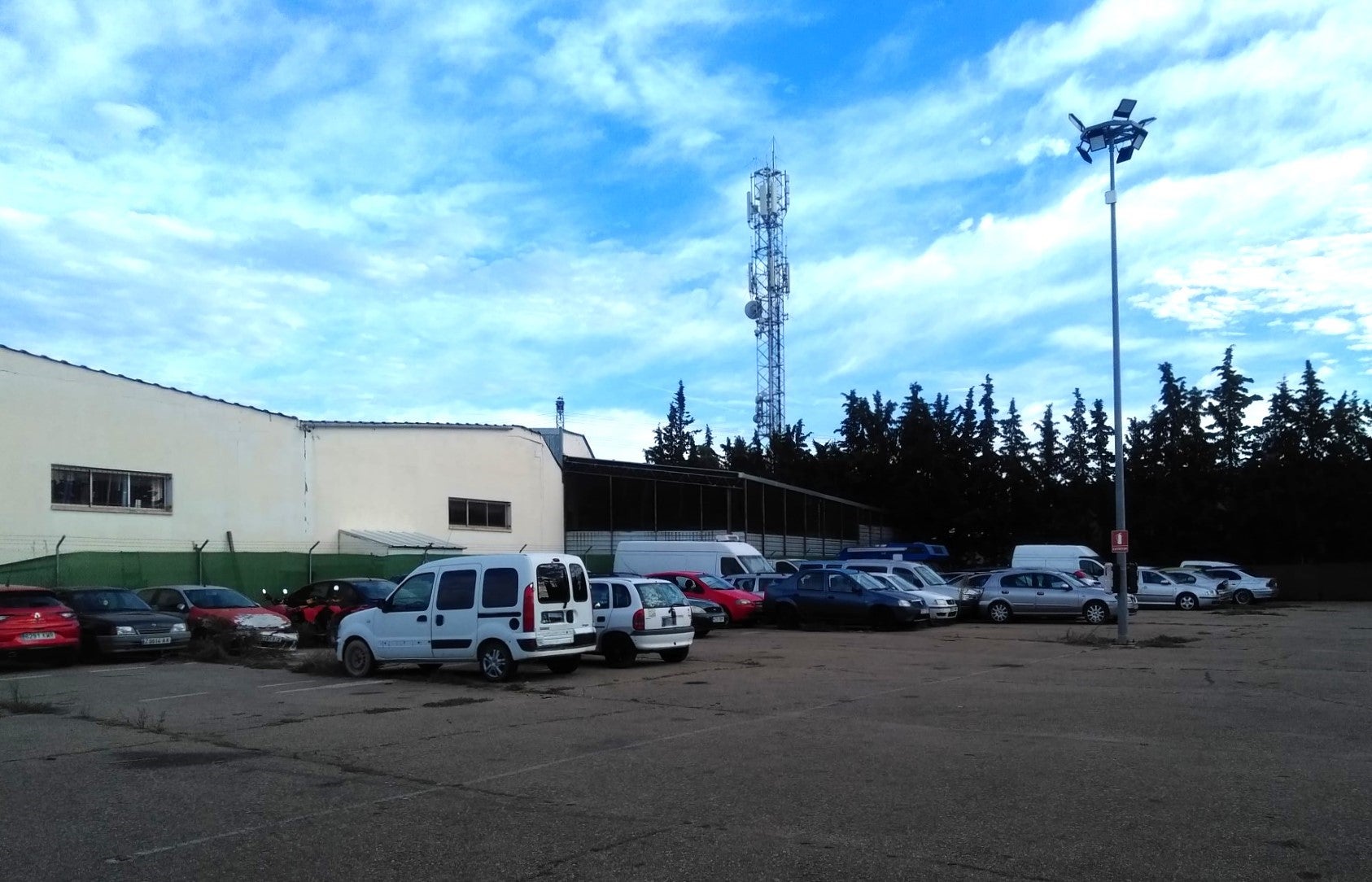 Llamamiento en Huesca para retirar del depósito 27 coches abandonados Llamamiento en Huesca para retirar del depósito 27 coches abandonados