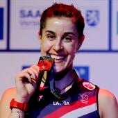La española Carolina Marín celebra con la medalla tras haber conseguido su octavo título europeo de bádminton