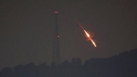 Fotografía que muestra drones o misiles compitiendo por objetivos en lugares no revelados en el norte de Israel