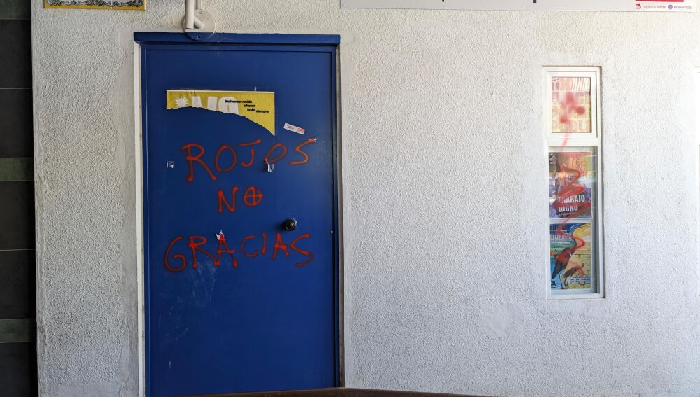 Pintada en la sede de IU Valdepeñas