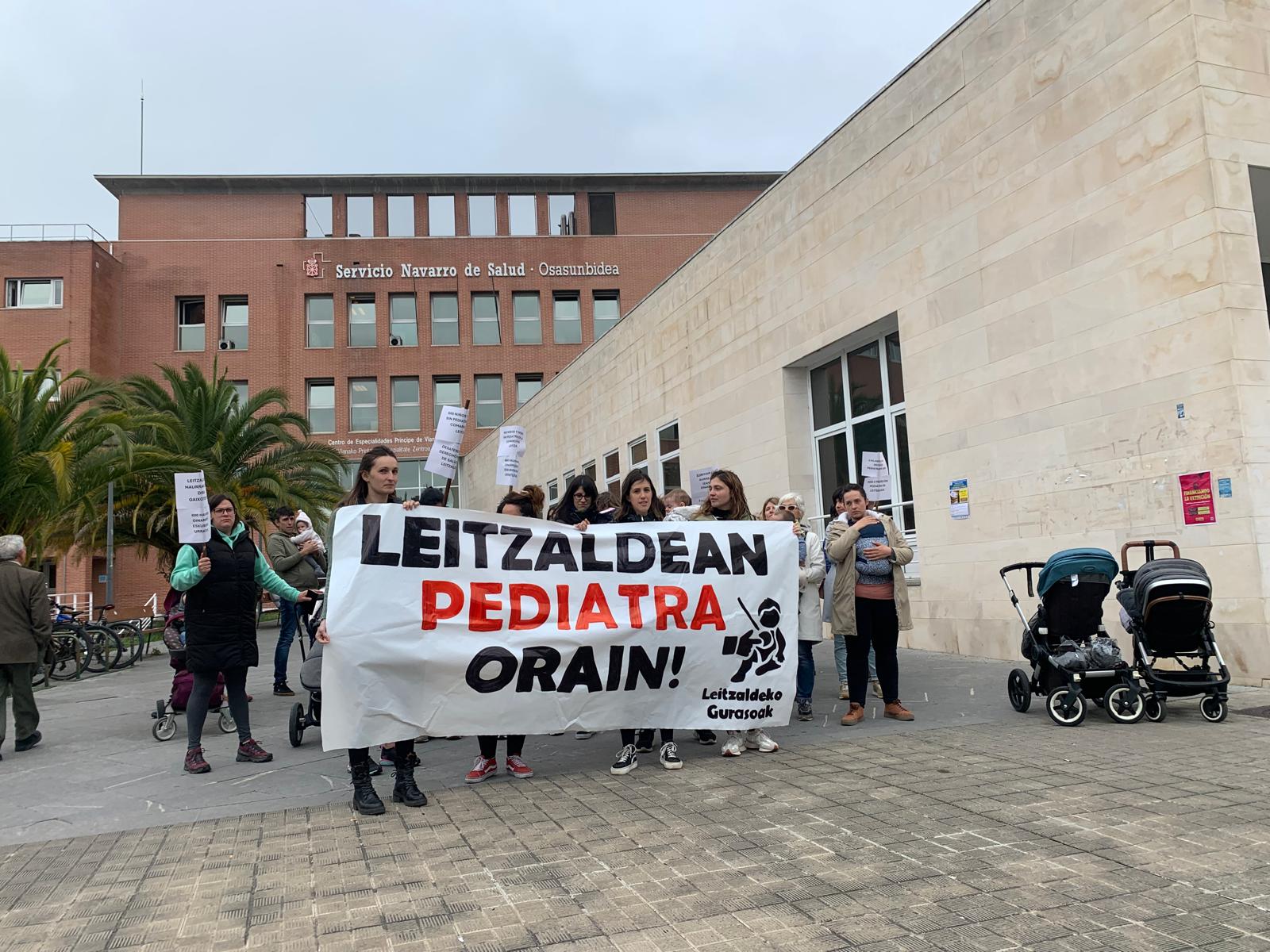 Madres de Leitza protestan en Pamplona por la falta de pediatra desde hace tres meses Madres de Leitza protestan en Pamplona por la falta de pediatra desde hace tres meses