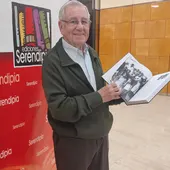 Lorenzo Selas con el libro Lorenzo Selas con el libro