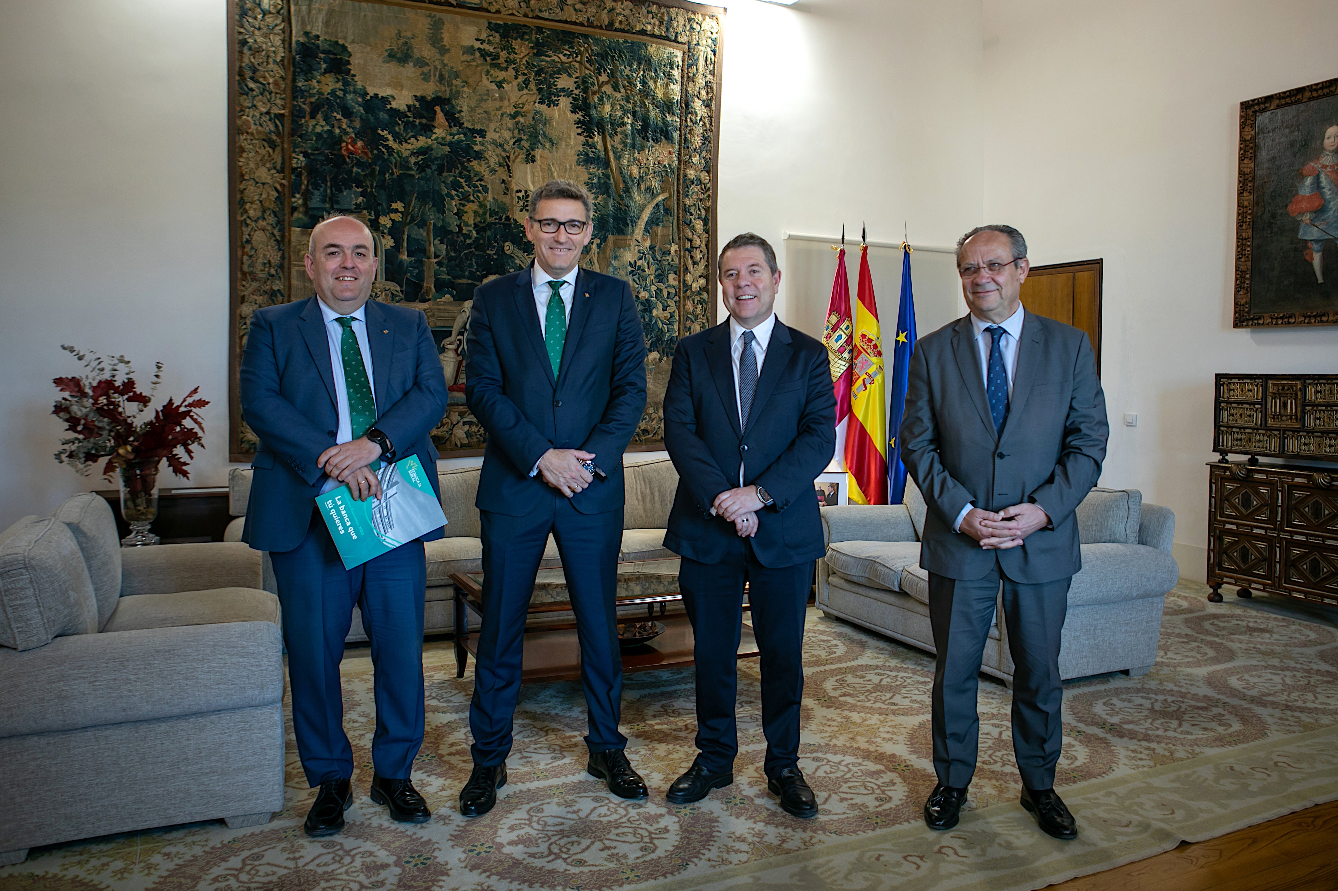 Eurocaja Rural entrega su Memoria Anual al presidente de la JCCM Eurocaja Rural entrega su Memoria Anual al presidente de la JCCM