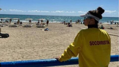 Una socorrista presta atenci&oacute;n a una playa de Alicante