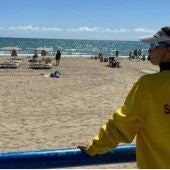 Una socorrista presta atención a una playa de Alicante