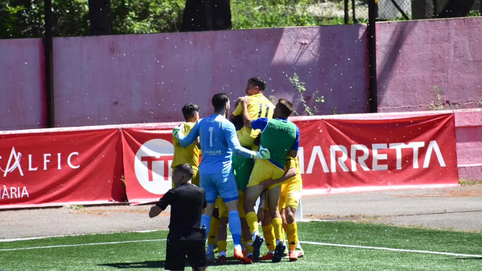 Los jugadores del Hércules celebran el gol anotado ante el Manresa.