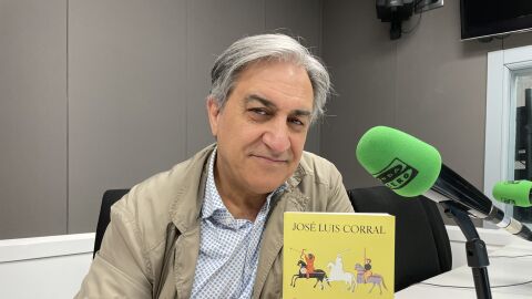 El escritor e historiador Jos&eacute; Luis Corral con "Covadonga. La batalla que nunca fue"