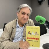El escritor e historiador José Luis Corral con "Covadonga. La batalla que nunca fue"