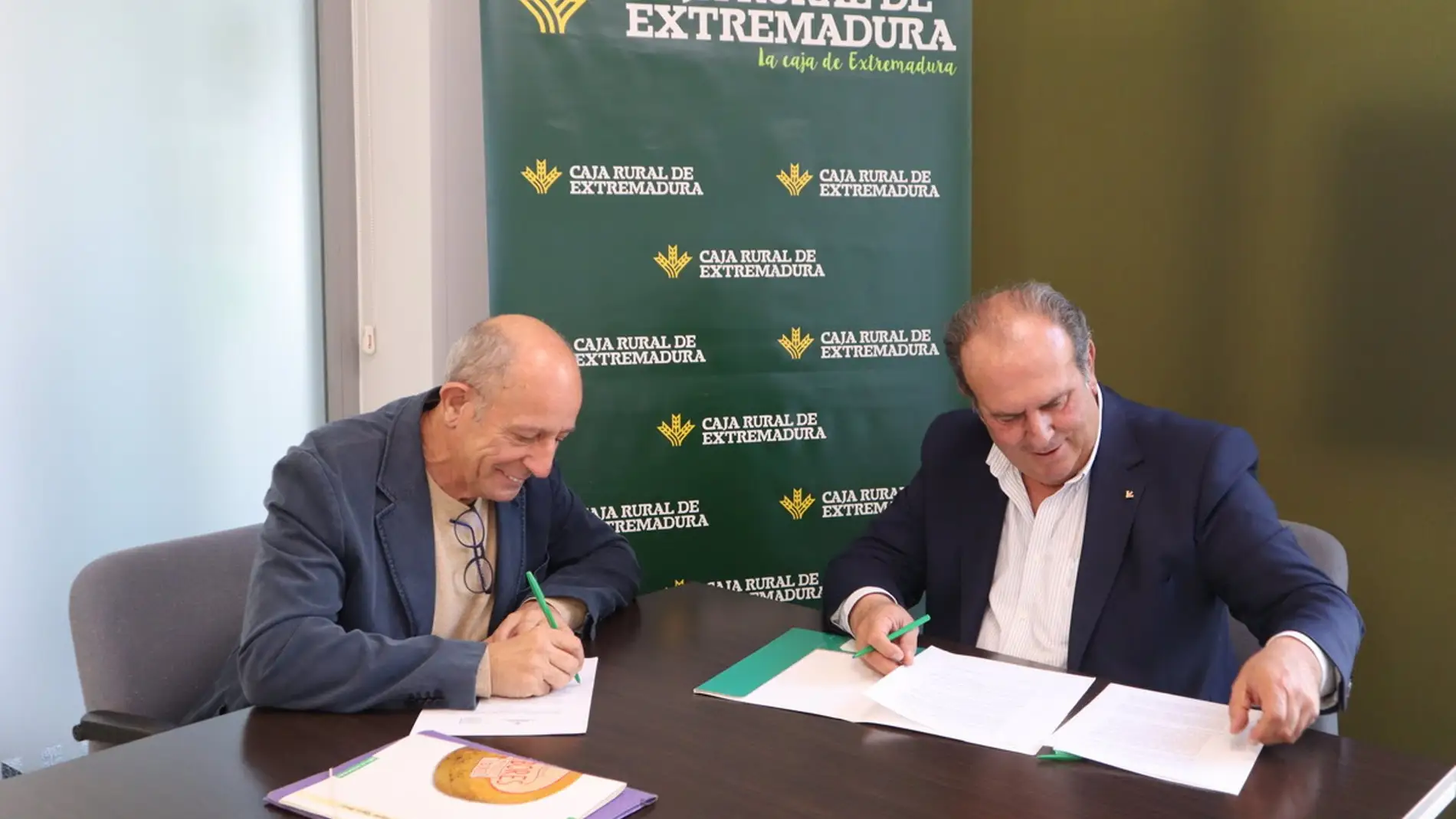 Caja Rural de Extremadura y CRDO Queso Ibores firman un convenio para promocionar este producto