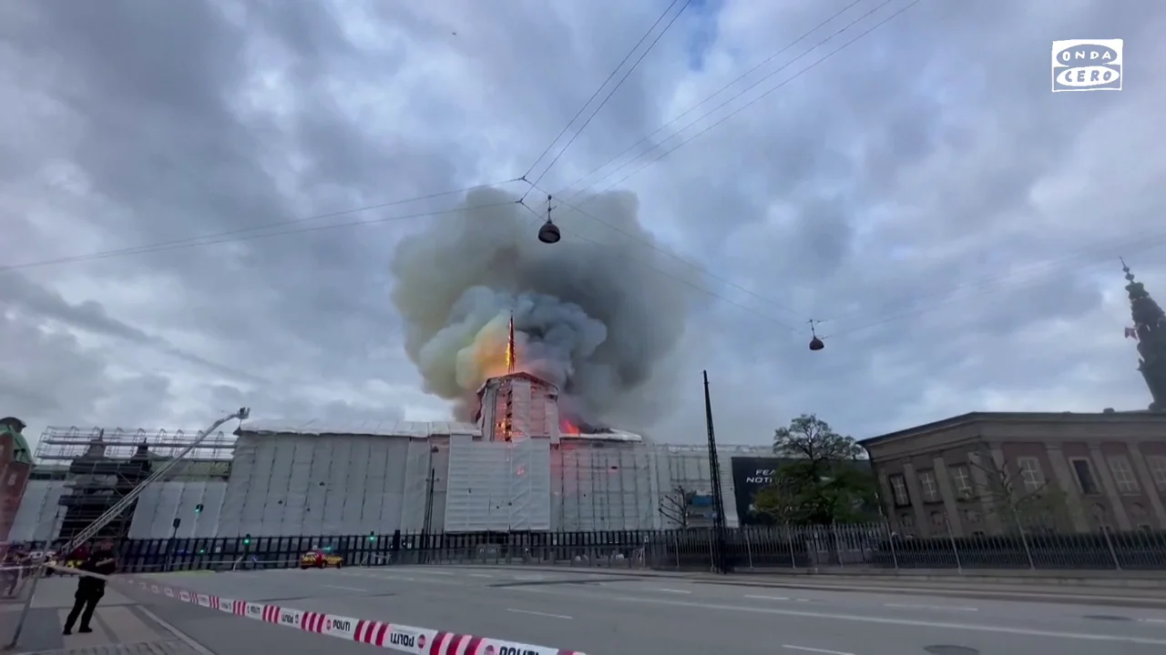 Un incendio arrasa el histórico edificio de la Bolsa de Copenhague Un incendio arrasa el histórico edificio de la Bolsa de Copenhague