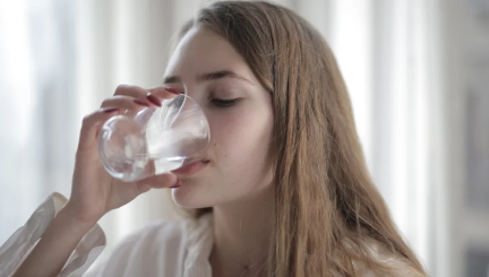 Chica bebiendo agua