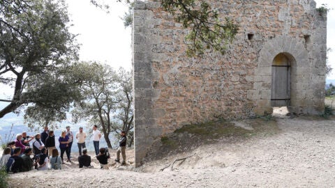 El presidente del Consell de Mallorca, Lloren&ccedil; Galm&eacute;s, junto al alcalde de Alar&oacute;, Lloren&ccedil; Perell&oacute;, en una visita a las inmediaciones del Castell d'Alar&oacute;