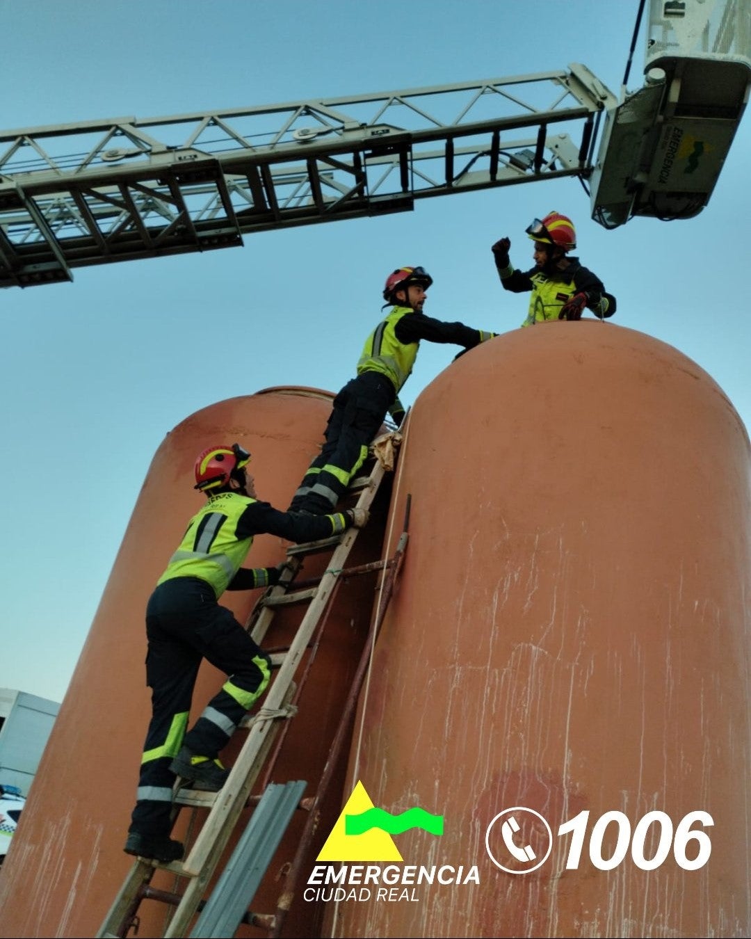 Rescatado un anciano del interior de una tinaja en Valdepeñas Rescatado un anciano del interior de una tinaja en Valdepeñas