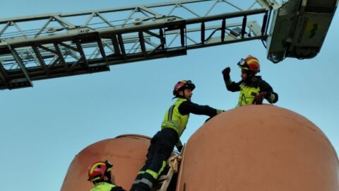 Bomberos SCIS rescatan a un hombre del interior de una tinaja en Valdepeñas